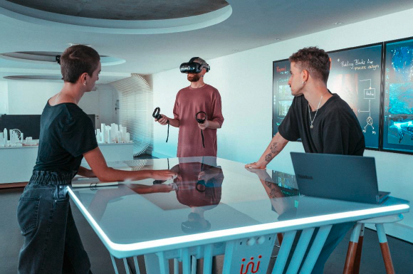 Réalités virtuelle et augmentée : un laboratoire d'innovation technologique créé pour l'immersion multisensorielle